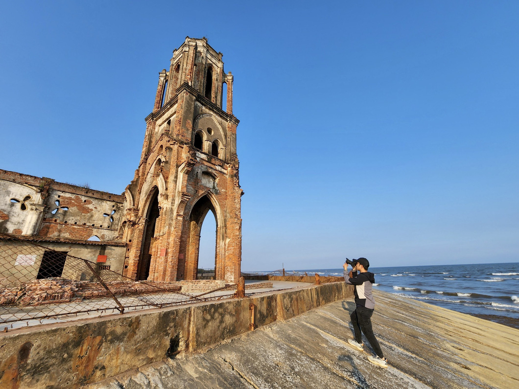 Nhà thờ đổ Nam Định là địa điểm hấp dẫn thu hút nhiều &quot;tay máy cừ khôi&quot; săn lùng những khoảnh khắc tuyệt đẹp - Ảnh: NAM TRẦN