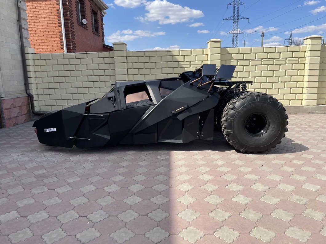 Batmobile 'Super Big, Super Giant': Looks huge, but is actually a C-shaped car - photo 2. At 4.6m long, 1.3m wide, this Batmobile is only the size of a Volkswagen Golf - Photo: jb_kanal