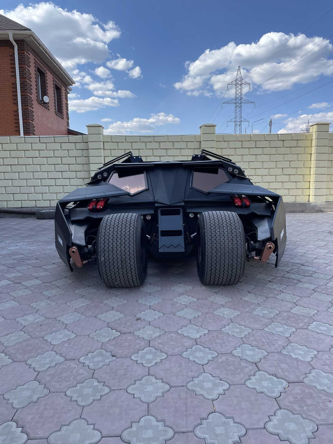 Another difference that proves jb_kanal's Batmobile isn't just a C-shaped car is the 300-horsepower V8 engine.  With this engine, when there is enough space, the car can take off like flying close to the spirit of the icon in the movie - Photo: jb_kanal