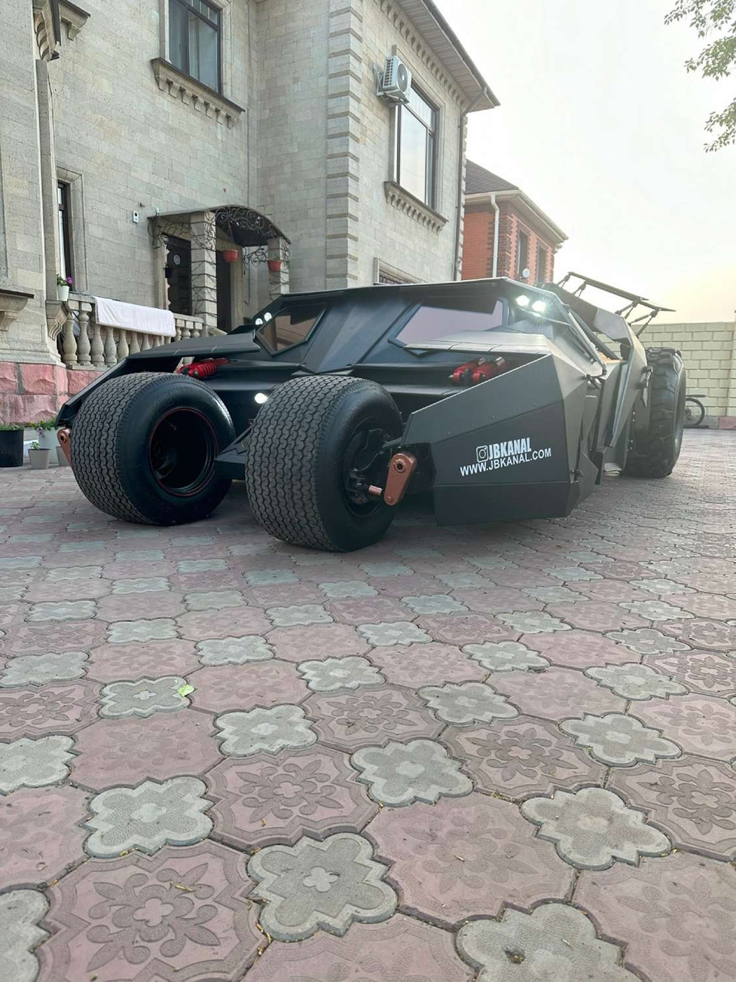 The most unusual thing about the car are its wheels.  The wheels look huge, so few would expect the wheel size to be only 15 inches - Photo: jb_kanal
