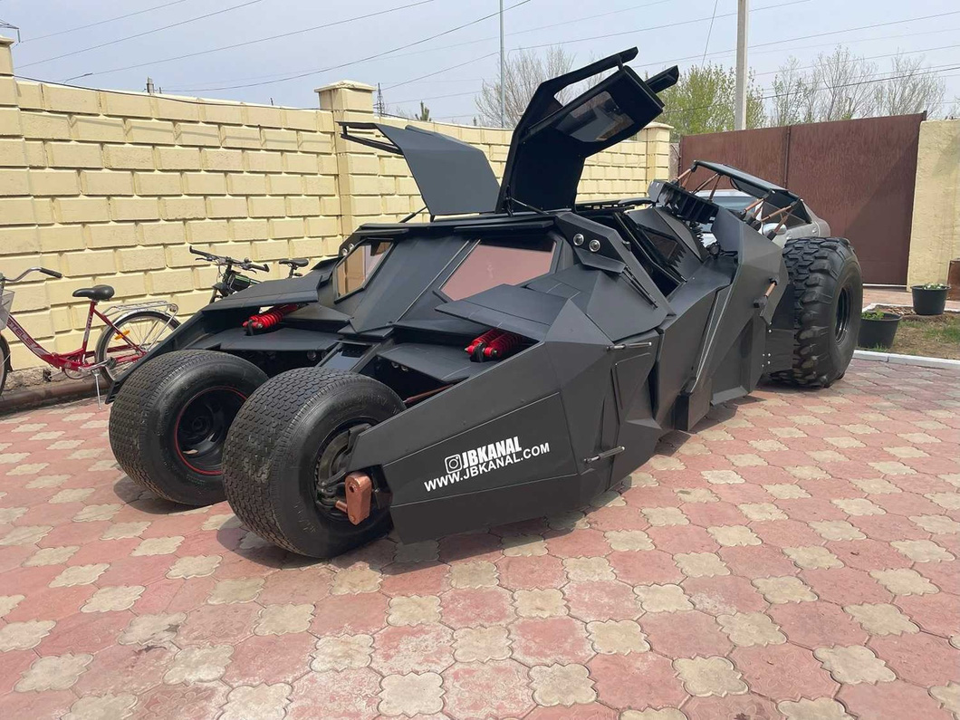The frame is made of steel and fiberglass, the shape is exactly the same as the Golf, but jb_kanal's Batmobile weighs up to 2,500 kg, which is comparable to a Ford or Chevrolet pickup truck.  For comparison, the Volkswagen Golf weighs only 1,300kg depending on the model - photo: jb_kanal