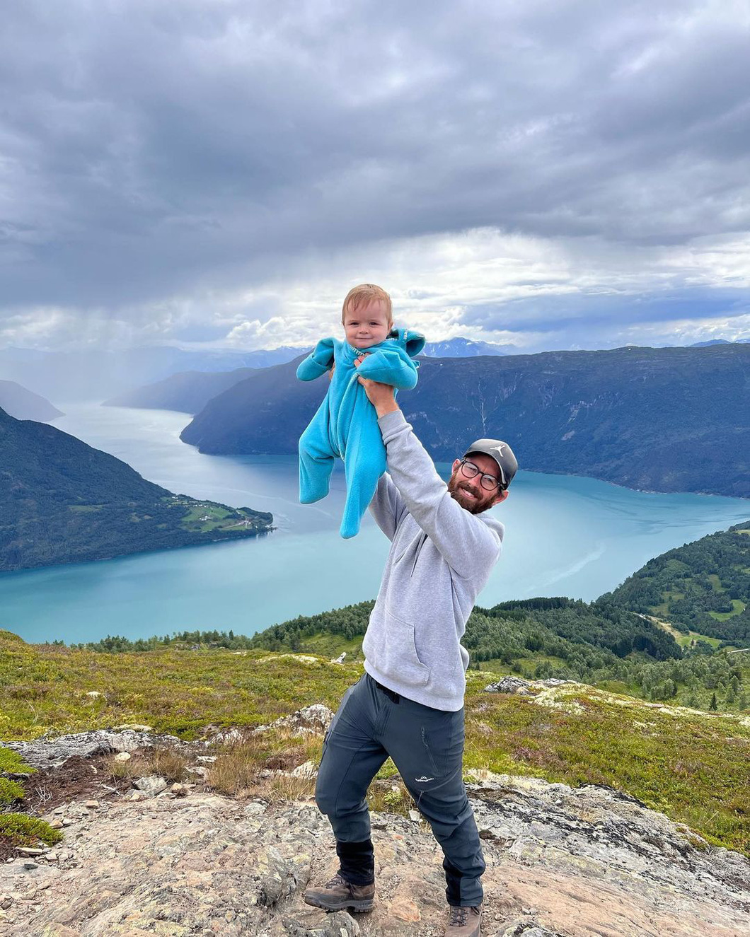 11-month-old baby has traveled to 23 countries: crawling in Switzerland, teething in Norway, weaning in France - Photo 7.