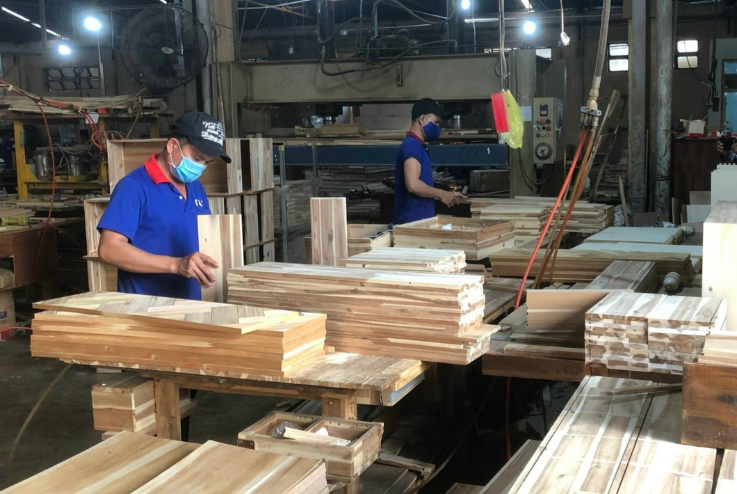 Gỗ và các sản phẩm gỗ là một trong những ngành có kim ngạch xuất khẩu giảm mạnh - Ảnh: N.TRÍ