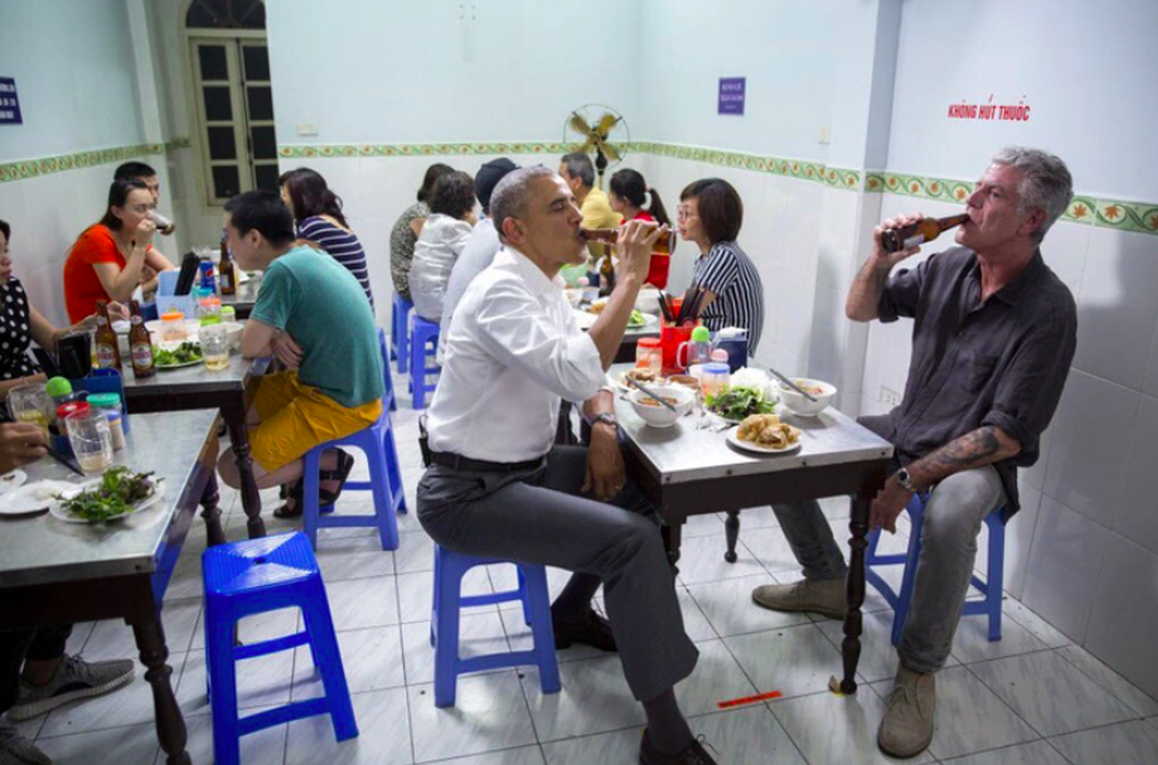 Tổng thống Barack Obama ăn bún chả cùng đầu bếp người Mỹ Anthony Bourdain tại Hà Nội trong chuyến thăm năm 2016 - Ảnh: TWITTER CỦA ÔNG OBAMA