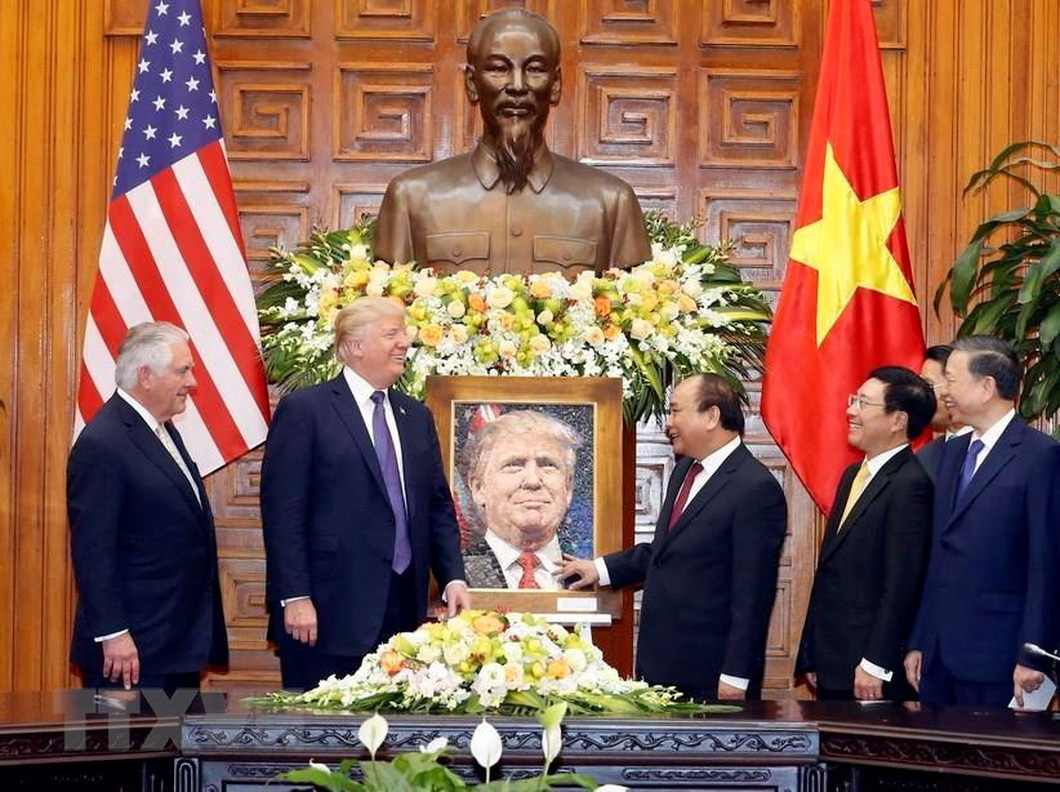 Thủ tướng Nguyễn Xuân Phúc trao tặng bức họa chân dung cho Tổng thống Mỹ Donald Trump khi ông Trump có chuyến thăm cấp Nhà nước tới Việt Nam và dự Hội nghị Cấp cao APEC 2017 từ ngày 11 tới 12-11-2017. Ông Trump là tổng thống Mỹ đầu tiên thăm Việt Nam ngay trong năm đầu tiên của nhiệm kỳ tổng thống - Ảnh: TTXVN