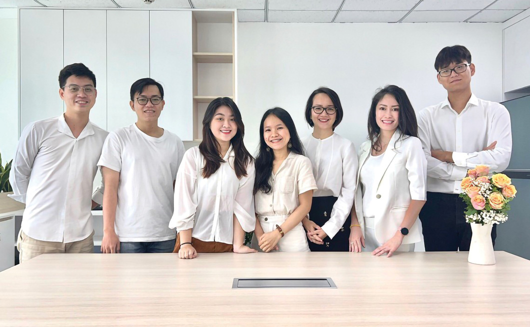 Sarah Dang (second from right) with her colleagues at the Whitecoat office in Vietnam - Photo: NVCC