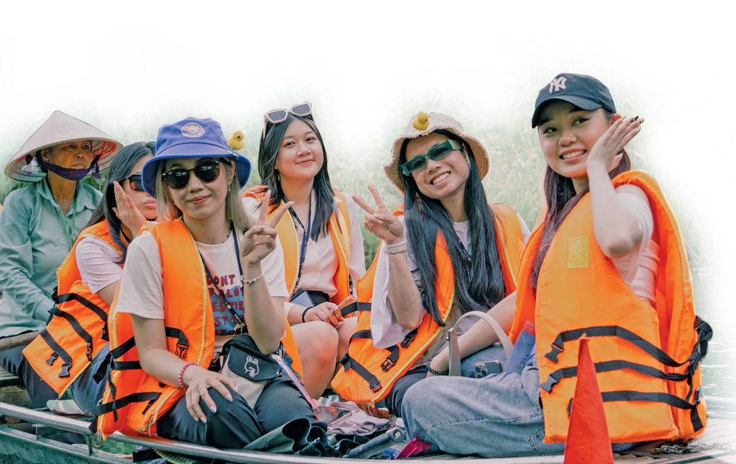 Kiều bào trẻ trong hoạt động du lịch tại Tràng An, Ninh Bình - Ảnh: HƯNG THỊNH