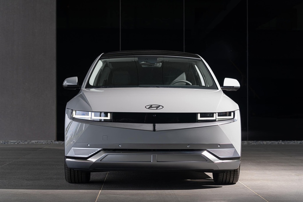 Những mẫu ô tô điện bán chính thức ở Việt Nam: VinFast đông nhất, Hyundai 'lăm le' - Ảnh 4. Một bất tiện của các mẫu xe điện không mang logo VinFast là trạm sạc. Nhưng Hyundai đang tìm cách khắc phục điều này bằng cách tìm kiếm đối tác để phủ các trạm sạc tại 80% tỉnh thành ở Việt Nam trong năm 2024. Nếu đạt được mục tiêu, ô tô điện Hyundai sẽ trở thành đối thủ đáng gờm của VinFast ở Việt Nam
