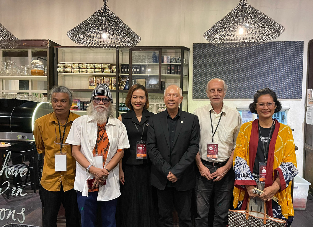 Hồng Ánh cùng các giám khảo và ông Datuk Sebastian Ting Chiew Yew - thứ trưởng Bộ Du lịch, Công nghiệp sáng tạo và Nghệ thuật biểu diễn (áo đen đứng giữa), tại Sarawak, Malaysia  - Ảnh: NVCC