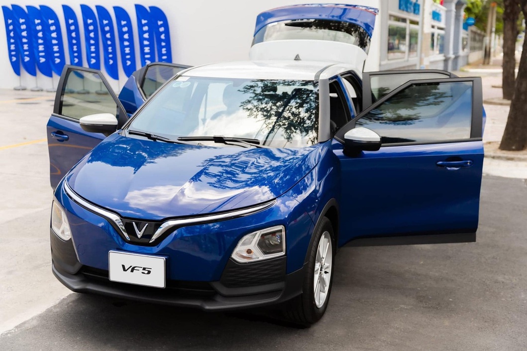 Những mẫu ô tô điện bán chính thức ở Việt Nam: VinFast đông nhất, Hyundai 'lăm le' - Ảnh 1. Do VF 3 chưa được bày bán, VinFast VF 5 đang là mẫu xe nhỏ nhất của hãng xe Việt. Nhờ mức giá dễ chịu nhất "nhà", vóc dáng nhỏ gọn, cùng nhiều ưu đãi từ hãng, VinFast VF 5 tiêu thụ được 977 chiếc trong 6 tháng đầu năm 2023 dù mới chỉ chính thức bàn giao xe từ tháng 4-2023 - Ảnh: Hội VinFast VF 5 Plus/Facebook