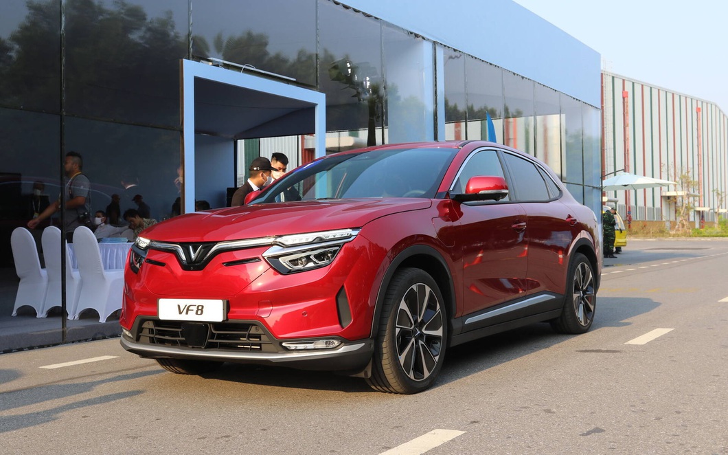 Những mẫu ô tô điện bán chính thức ở Việt Nam: VinFast đông nhất, Hyundai 'lăm le' - Ảnh 2. Được định vị trong phân khúc SUV cỡ D, VinFast VF 8 cạnh tranh với Hyundai Santa Fe, Toyota Fortuner, Ford Everest. Cùng với e34, đây là một trong hai mẫu xe điện bán chạy nhất của VinFast ở thời điểm hiện tại, với lượng tiêu thụ đạt 4.555 chiếc trong 6 tháng đầu năm 2023. Nguồn doanh số này đang tới nhiều từ Công ty taxi xanh GSM cùng tập đoàn - Ảnh: Guide Autoweb