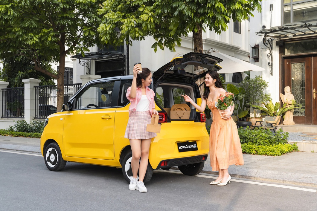 Những mẫu ô tô điện bán chính thức ở Việt Nam: VinFast đông nhất, Hyundai 'lăm le' - Ảnh 9. Khi TMT Motors công bố giá bán Wuling HongGuang MiniEV ở Việt Nam là từ 239 triệu - 285 triệu đồng, nhiều người có phần nản lòng do kỳ vọng xe chỉ có giá không quá 200 triệu. Tuy nhiên, một số người đã chia sẻ trong các hội nhóm đã đặt cọc cho thấy Wuling HongGuang MiniEV vẫn được lòng một bộ phận người dùng. Theo kế hoạch, hãng sẽ chính thức bàn giao xe từ tháng 9 năm nay - Ảnh: Wuling EV Nha Trang/Facebook