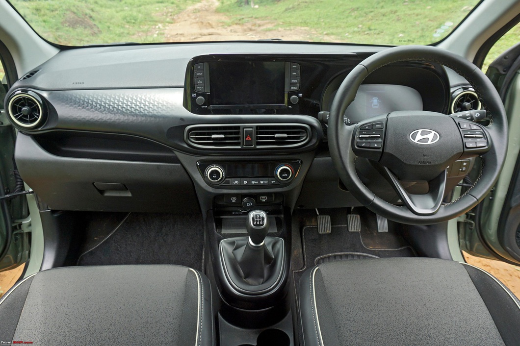 Dealer receiving deposit for Hyundai Exeter: Kia Sonet competitor, expected to be assembled domestically to enjoy registration incentives - Photo 5. The interior of this car model has many similarities with the i10, such as the design of the steering wheel or dashboard. LCD clock behind the steering wheel, similar to the Accent - Photo: Team-BHP