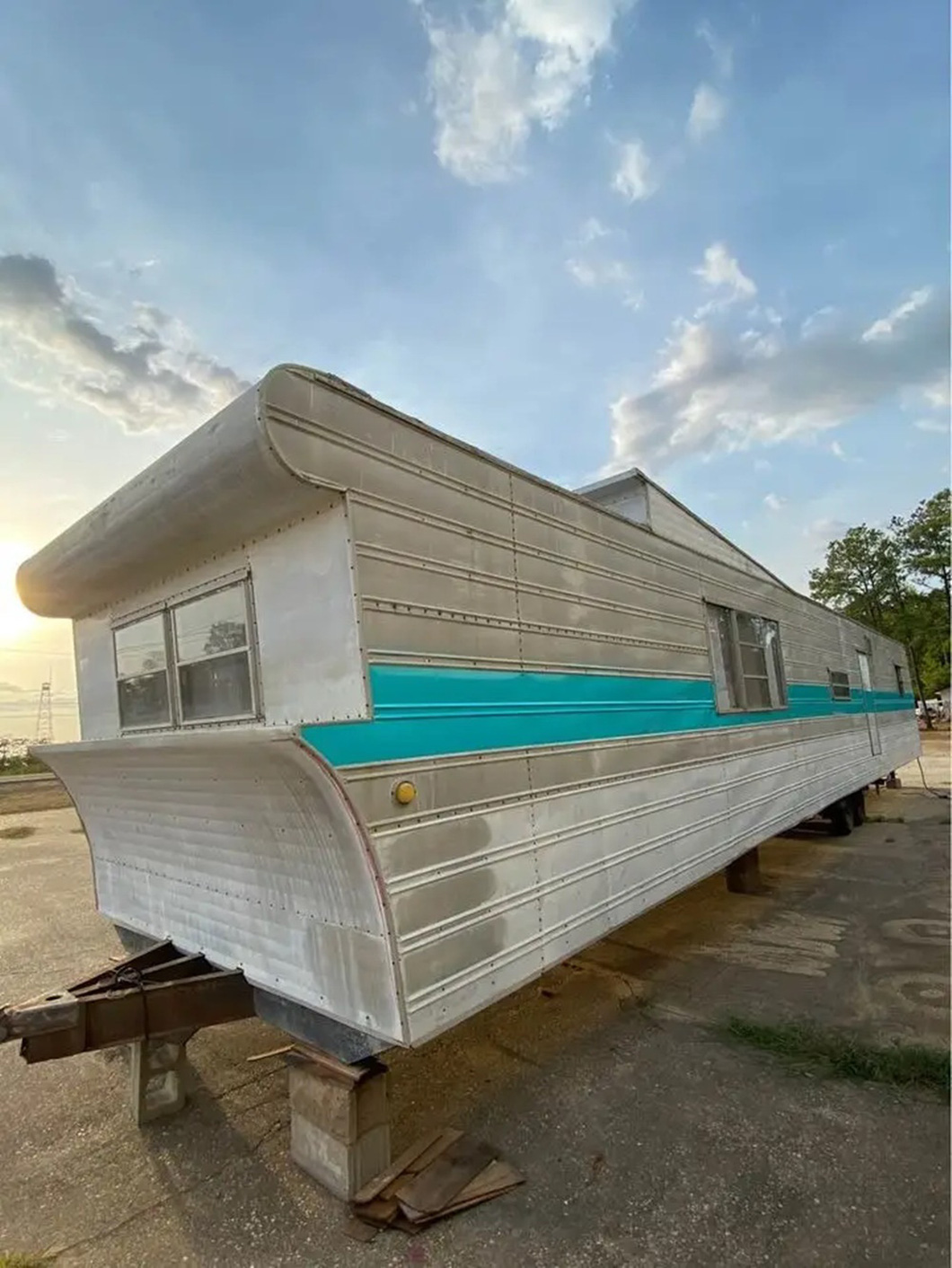 The house really impressed netizens, especially since it was a large mobile home in good condition, worth about US$24,500, even though it was a bit old - Photo: Home Obsession/Facebook