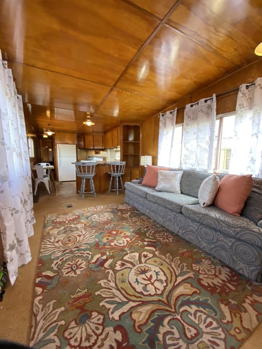 'Super' mobile home: Trailer over 15 meters long - Photo 2. Spacious living room with long sofa, attractive brocade carpet - Photo: Home Obsession/Facebook