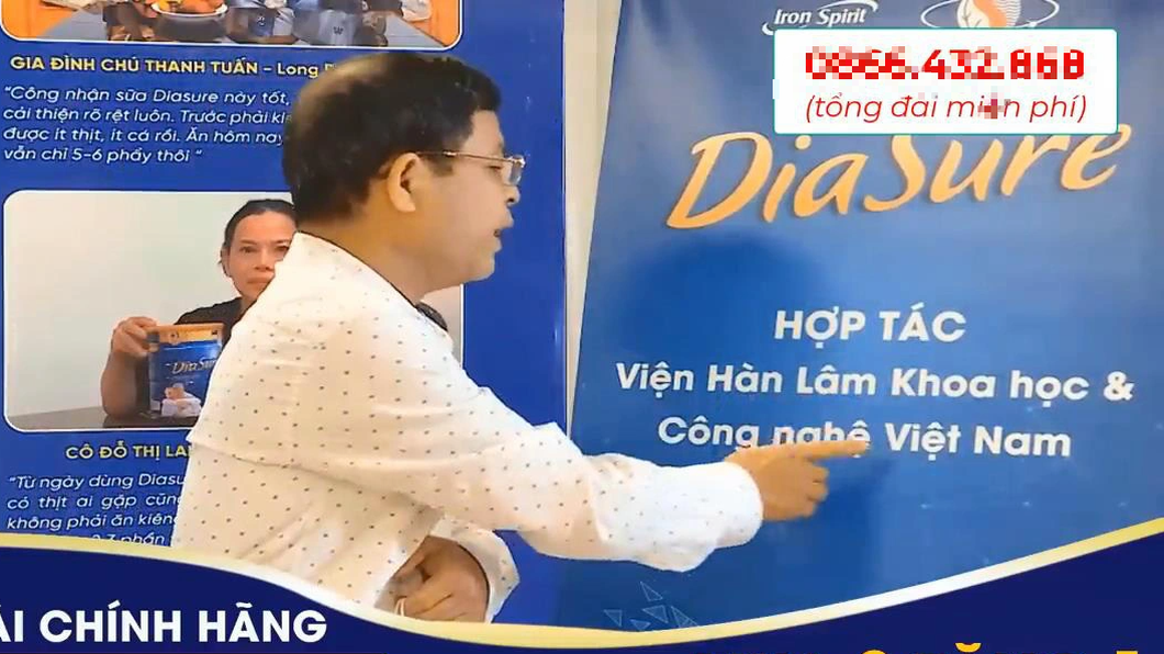 Một người chỉ tay vào dòng chữ: "Viện hàn lâm Khoa học và Công nghệ Việt Nam", khẳng định tin vào sự "hợp tác" này mới tin mua sữa Diasure - Ảnh: Cắt từ clip