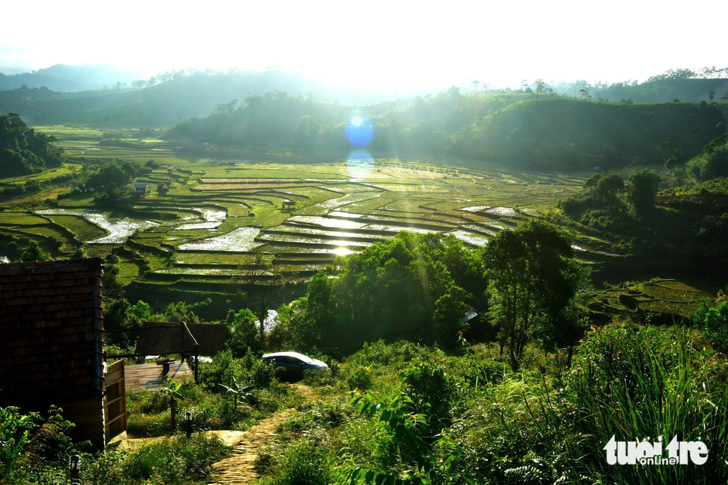 Bình minh ở  làng Kon Vơng Kia, xã Đăk Long (nay là thị trấn Măng Đen) - Ảnh: T.T.D.