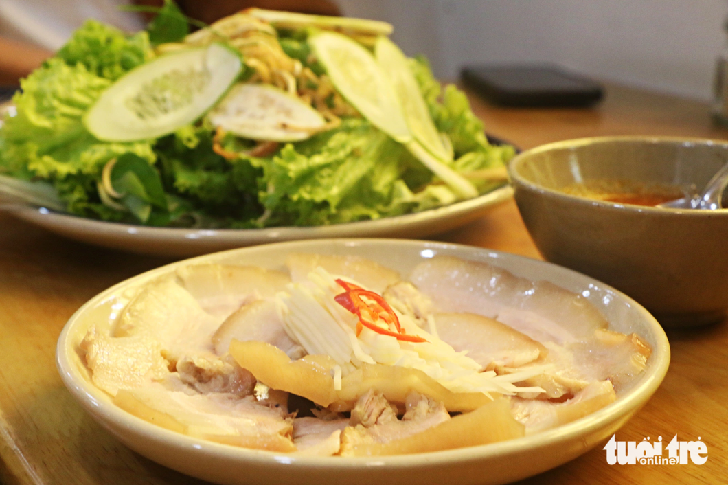 Món thịt luộc chấm mắm cái (mắm nêm) với phần rau tươi, có nhiều loại đặc trưng của miền Trung như hẹ cát, húng lủi Quảng Ngãi - Ảnh: THÁI THÁI