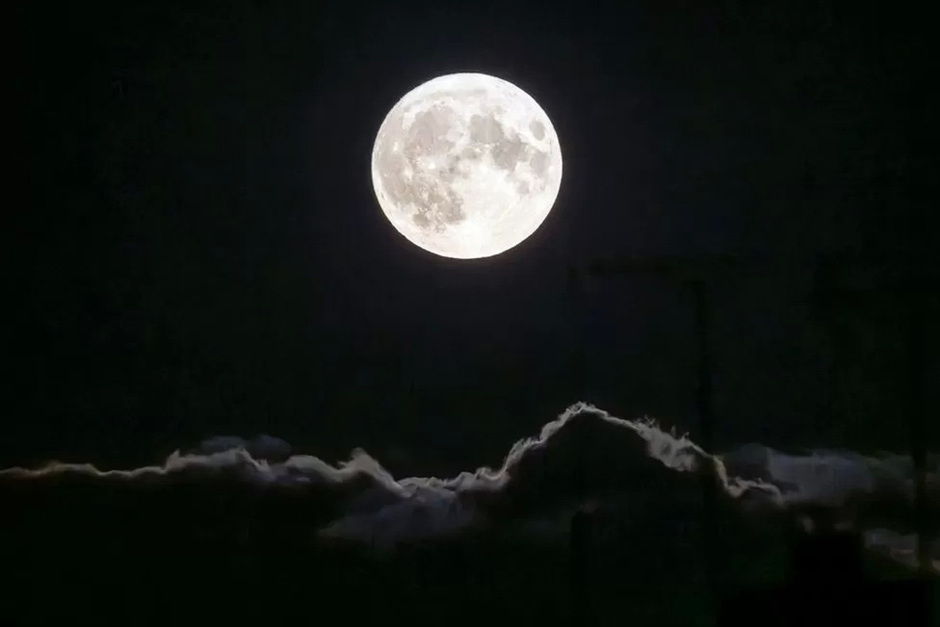 Ngắm mặt trăng sáng nhất năm trong hiện tượng 'siêu trăng xanh' - Ảnh 6.