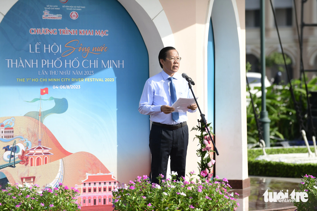 Chủ tịch UBND TP.HCM Phan Văn Mãi nhấn mạnh ý nghĩa "Lễ hội Sông nước TP.HCM lần thứ nhất năm 2023" - Ảnh: QUANG ĐỊNH