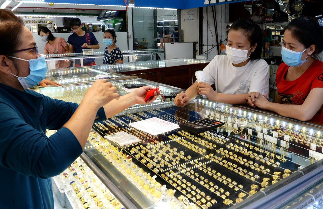 Mua bán vàng tại chợ Thiếc, quận 11, TP.HCM - Ảnh: T.T.D.