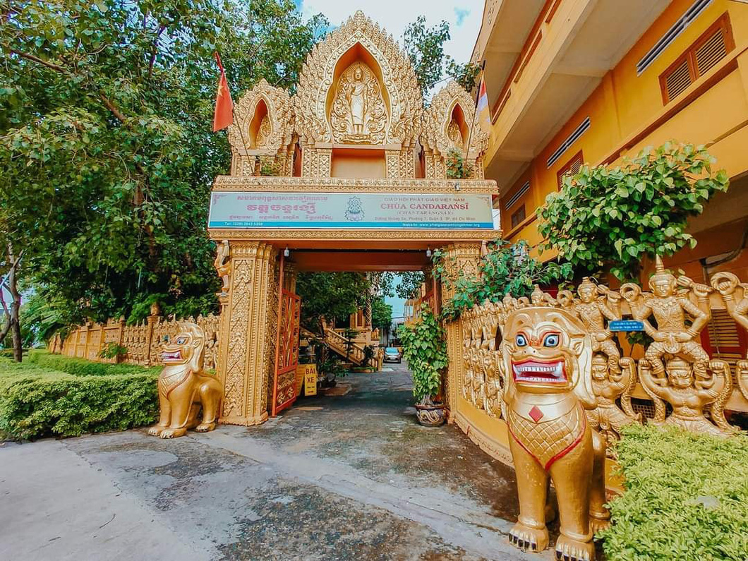 Ngôi chùa Chantarangsay rực sáng trong ánh kim và kiến trúc độc đáo được chạm khắc tinh xảo tới từng chi tiết - Ảnh: MINH HUYỀN