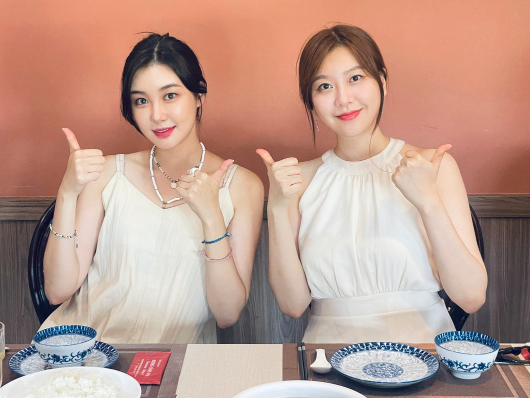 Hoa hậu và á hậu Hàn Quốc 2022 đến trải nghiệm ẩm thực Nha Trang - Ảnh: THỤC NGHI