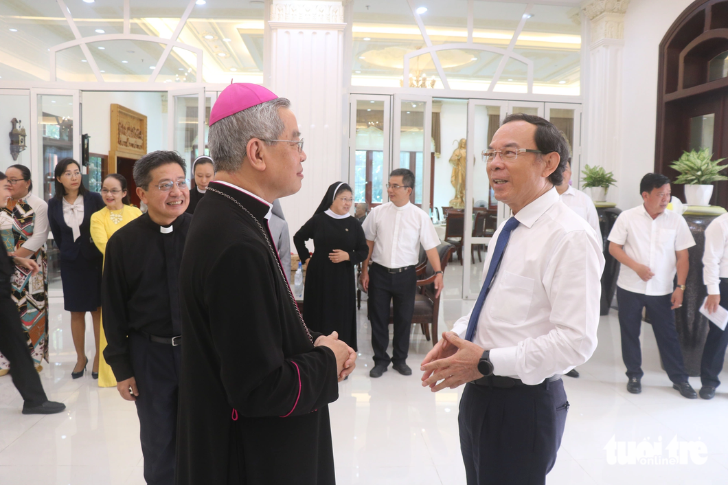 Bí thư Thành ủy TP.HCM Nguyễn Văn Nên trao đổi với Đức Tổng giám mục Giuse Nguyễn Năng - Ảnh: TIẾN LONG