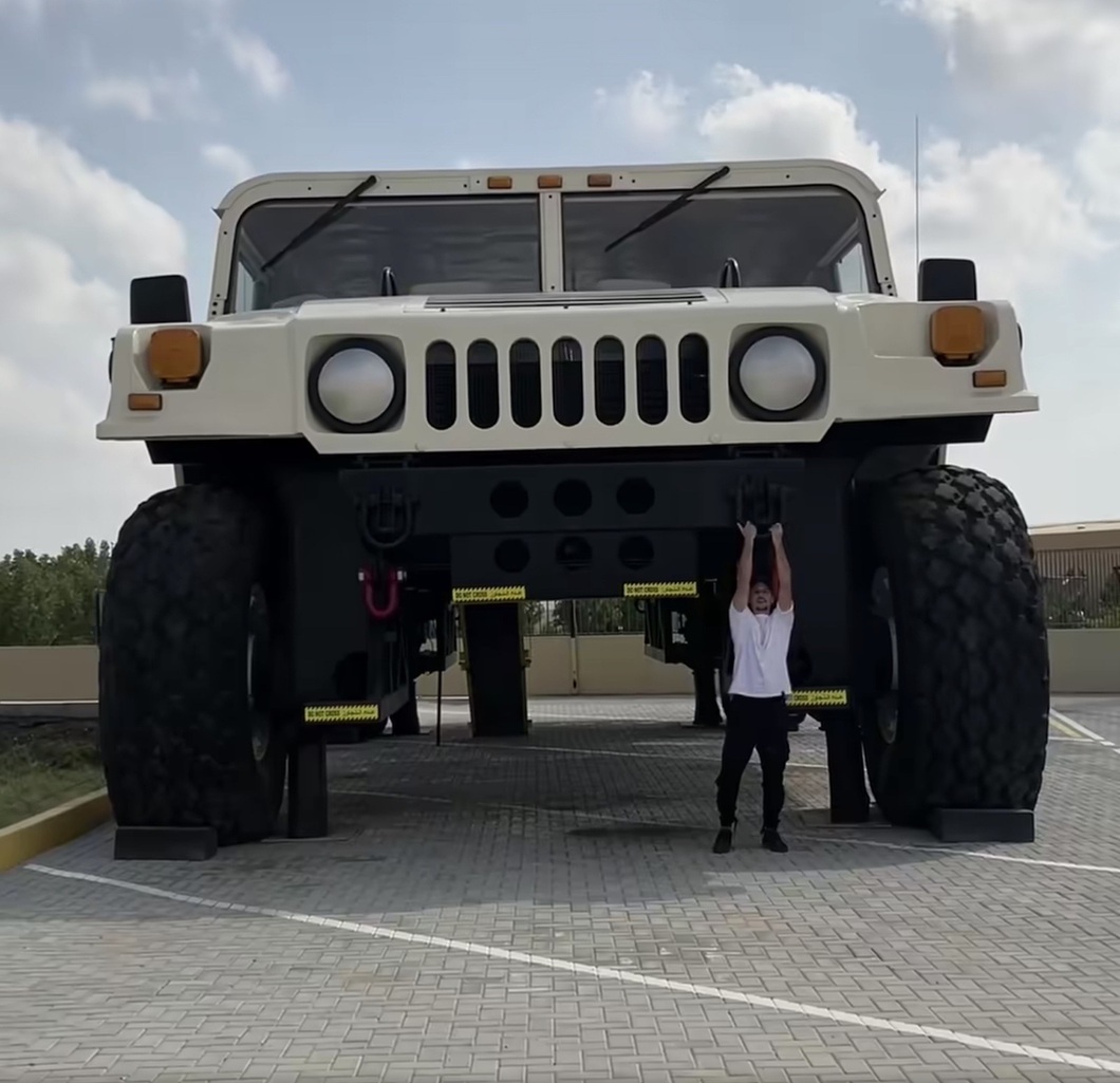 Discover the Middle Eastern billionaire's world's biggest Hummer: As big as an apartment, each cake costs enough to buy a new car - photo 3. The diameter of each tire is 2.18 m. Which is to say, almost no one has surpassed the Hummer H1's wheel height, barring some of the tallest recorded in the world like Sultan Kosen (2.51m). Each of these tires cost $25,000, which is equivalent to around 600 million VND, which is enough to buy a B-class car in Vietnam - Photo: SuperCar Blondie