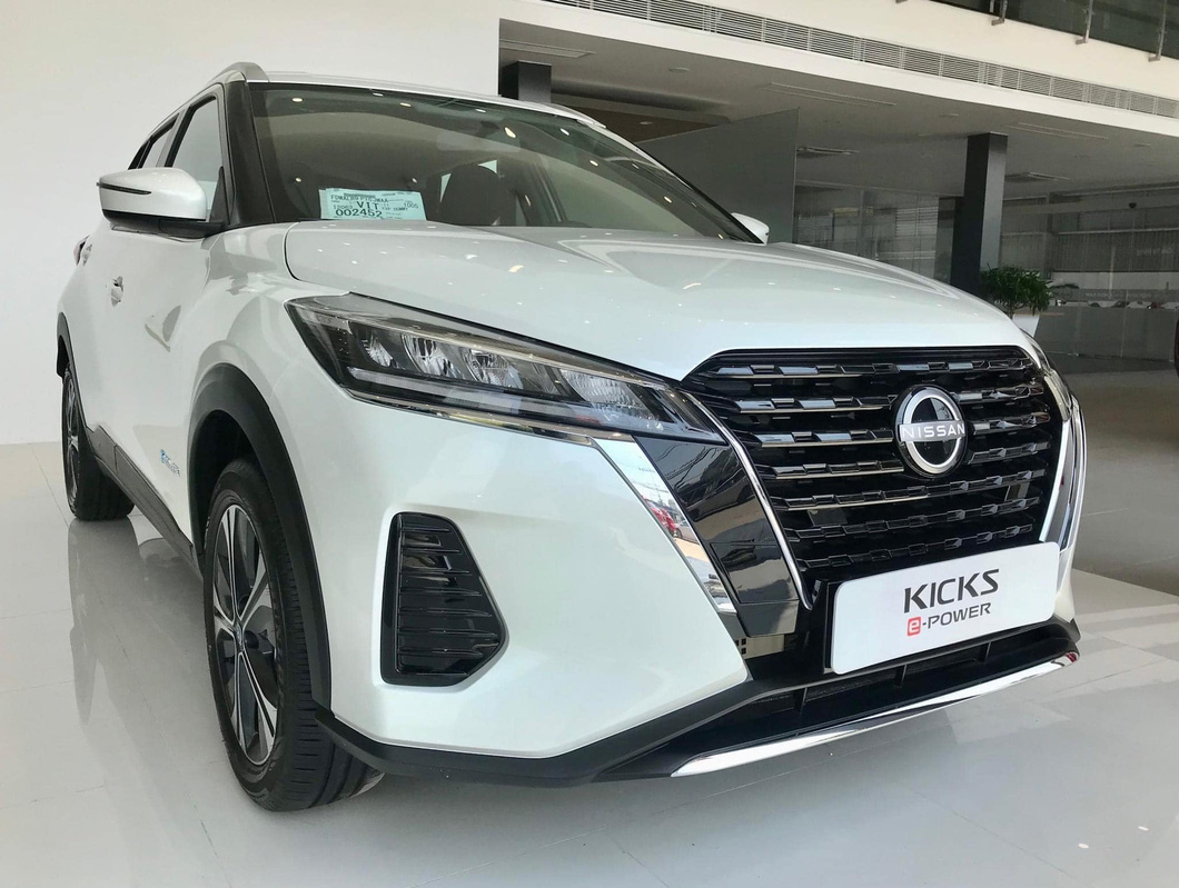 Nissan Kicks ra mắt thị trường Việt Nam từ cuối năm 2022. Mẫu xe này chỉ có duy nhất tùy chọn động cơ hybrid e-Power, sử dụng kết hợp máy xăng 3 xy lanh 1.2L (công suất 79 mã lực và mô men xoắn 103 Nm) và mô tơ điện EM47 (công suất 129 mã lực và mô men xoắn 280 Nm) - Ảnh: Đại lý Nissan/Facebook