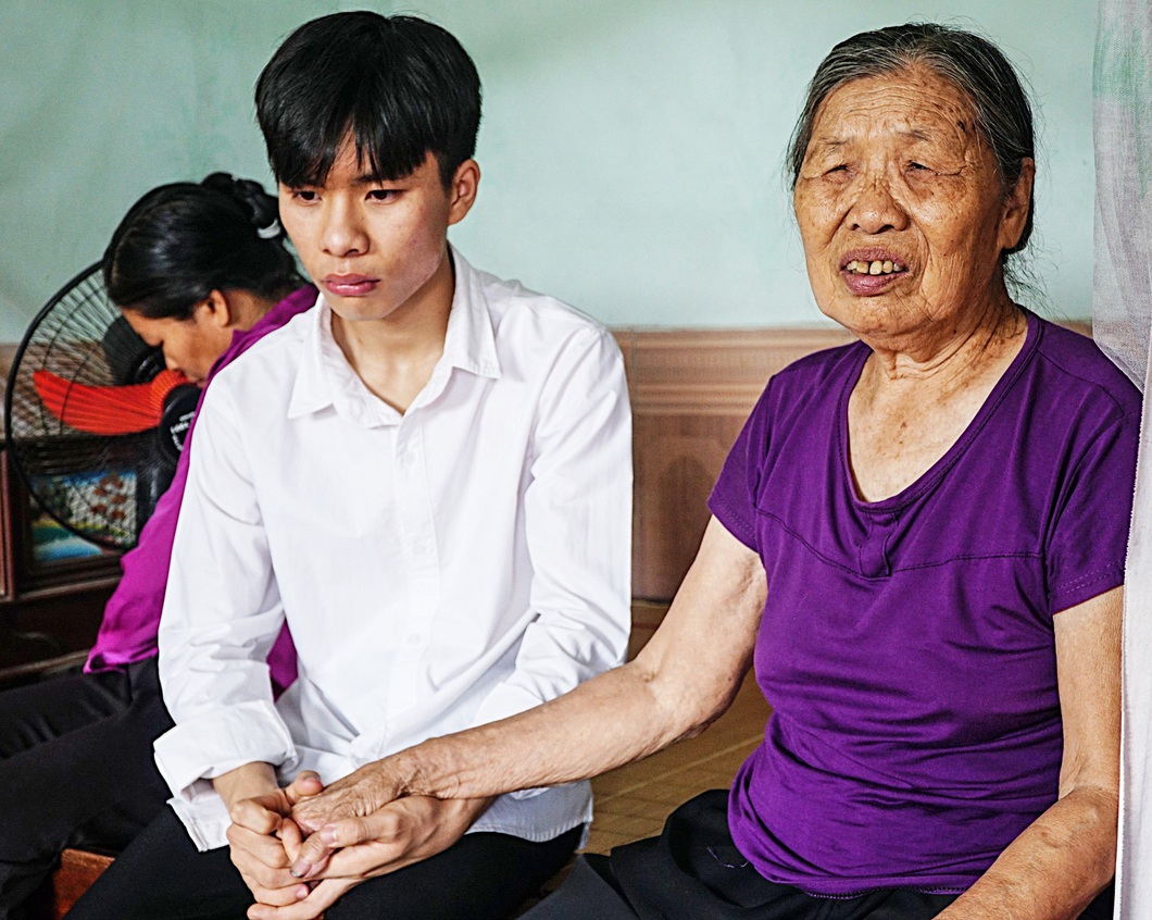 Working as a worker, receiving news that he passed valedictorian - photo 3. Grandma Phuong worries she can't sleep because she doesn't know where to get the money to send her grandchildren to school - Photo: Nguyen Hien