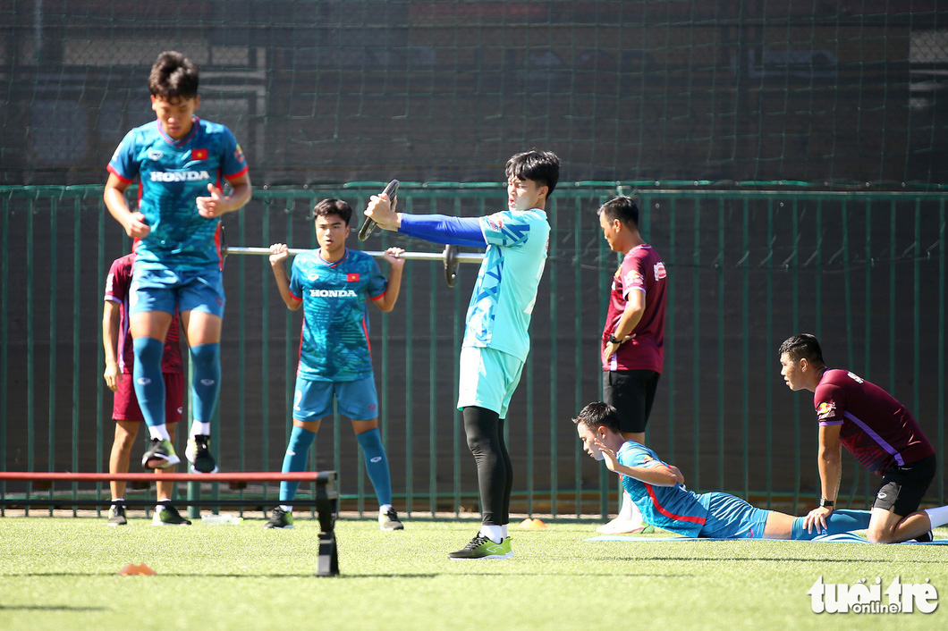 Các cầu thủ U23 Việt Nam tập "7 môn phối hợp" bổ trợ sức mạnh, tăng độ linh hoạt nhiều nhóm cơ - Ảnh: HOÀNG TÙNG