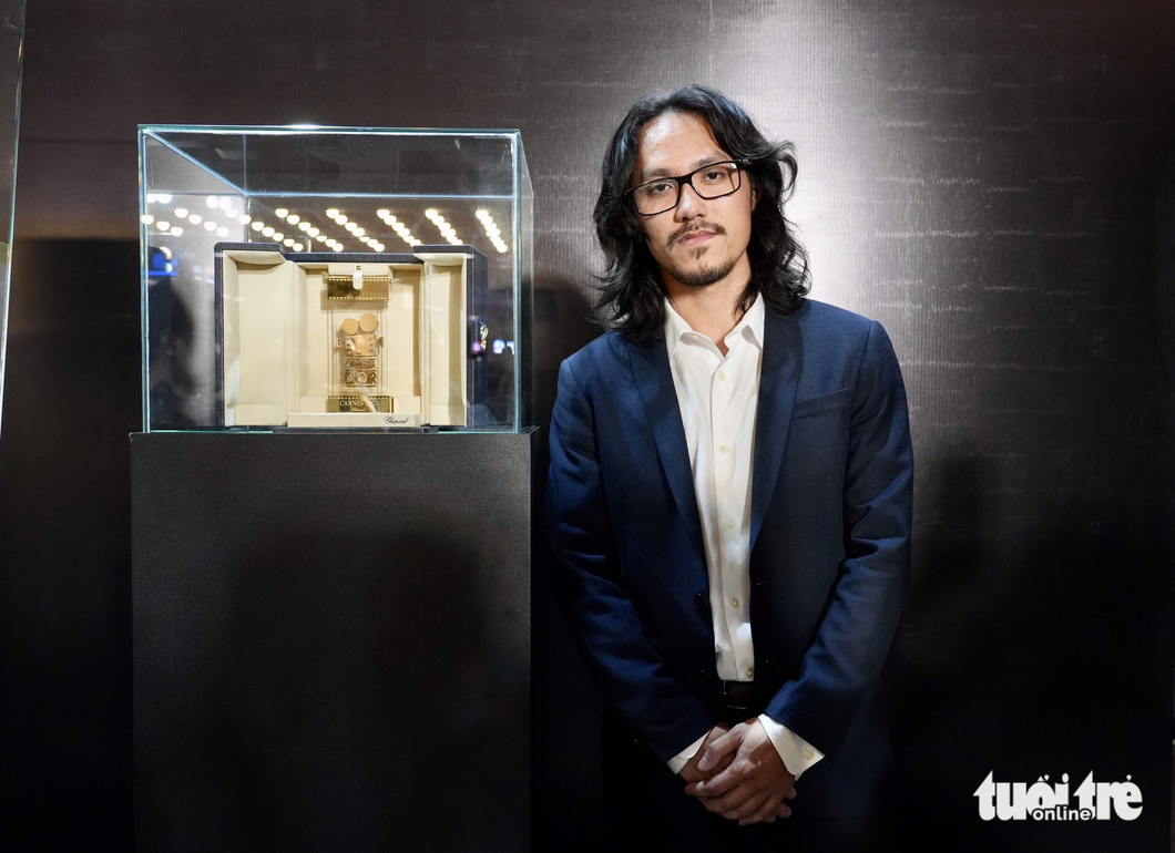Đạo diễn Phạm Thiên Ân trưng bày giải thưởng Camera vàng của Liên hoan phim Cannes tại buổi ra mắt phim &quot;Bên trong vỏ kén vàng&quot; tối 8-8 - Ảnh: HỮU HẠNH