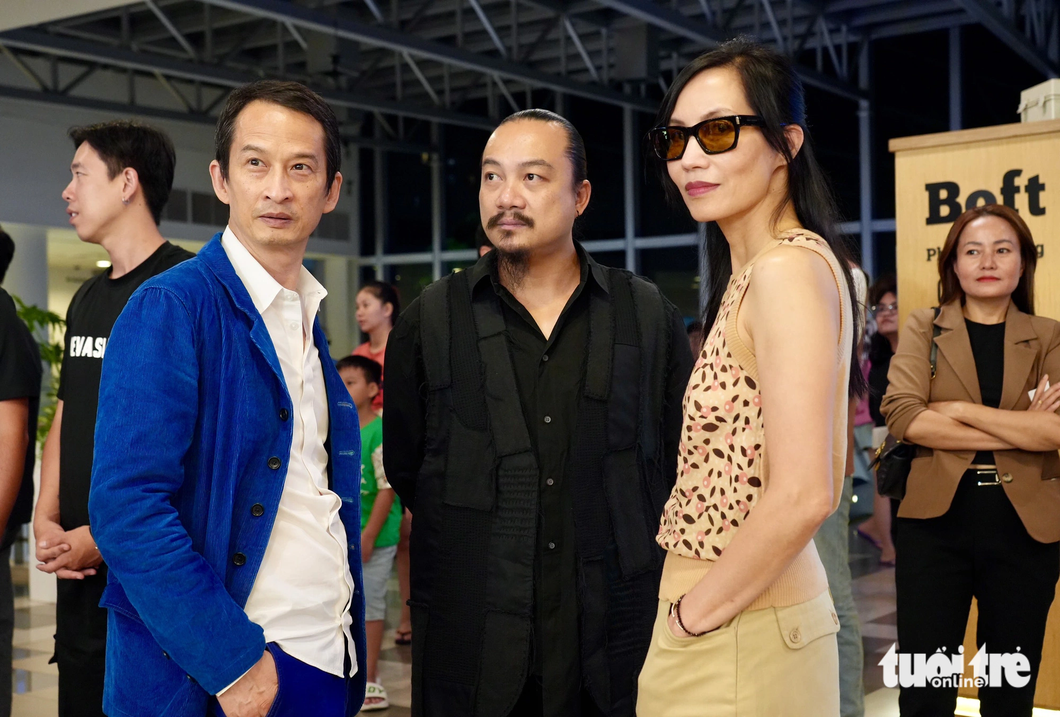 Vợ chồng đạo diễn Trần Anh Hùng - diễn viên Trần Nữ Yên Khê và đạo diễn Cao Trung Hiếu tại buổi ra mắt phim - Ảnh: HỮU HẠNH