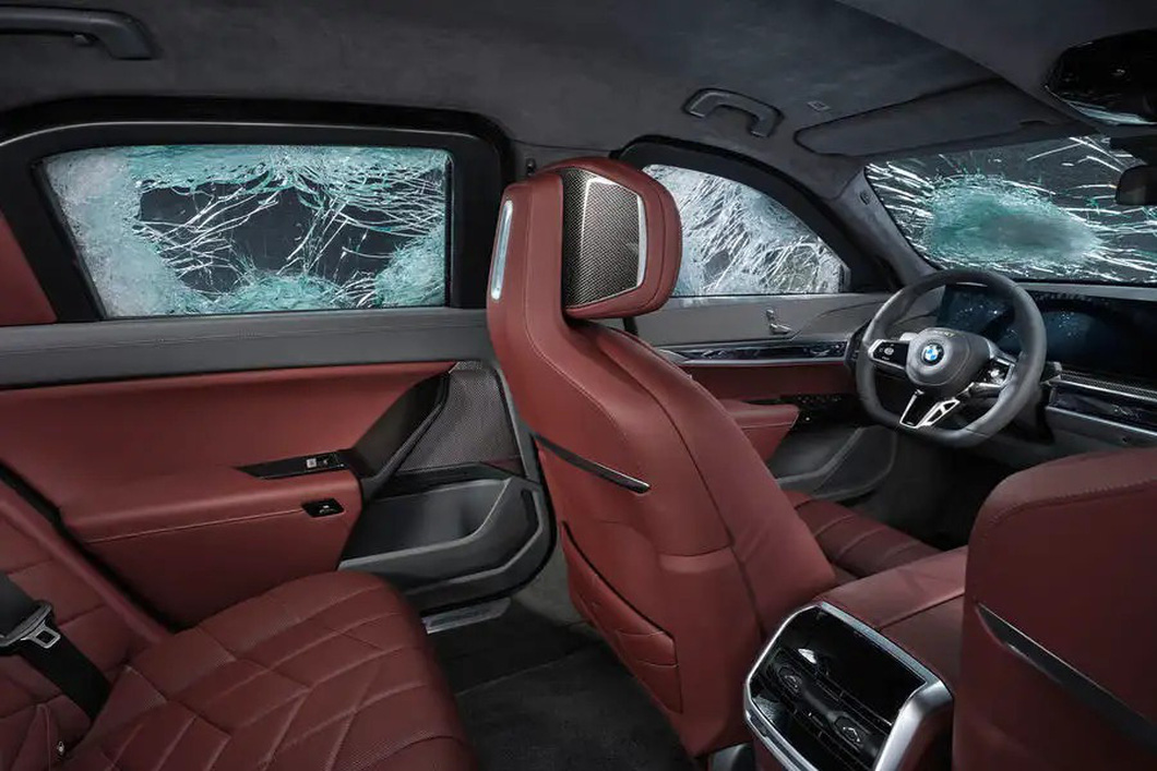 The car's interior retains the luxury of the prototype - Photo: BMW