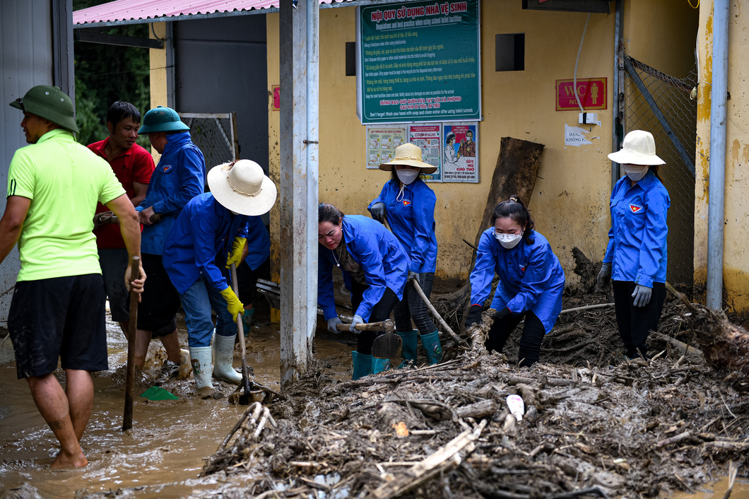 Chiều 9-8, cùng các thầy cô giáo ở trường, các đoàn viên thanh niên huyện Mù Cang Chải, bộ đội, dân quân tự vệ cũng có mặt hỗ trợ công tác khắc phục lũ lụt giúp trường - Ảnh: NAM TRẦN