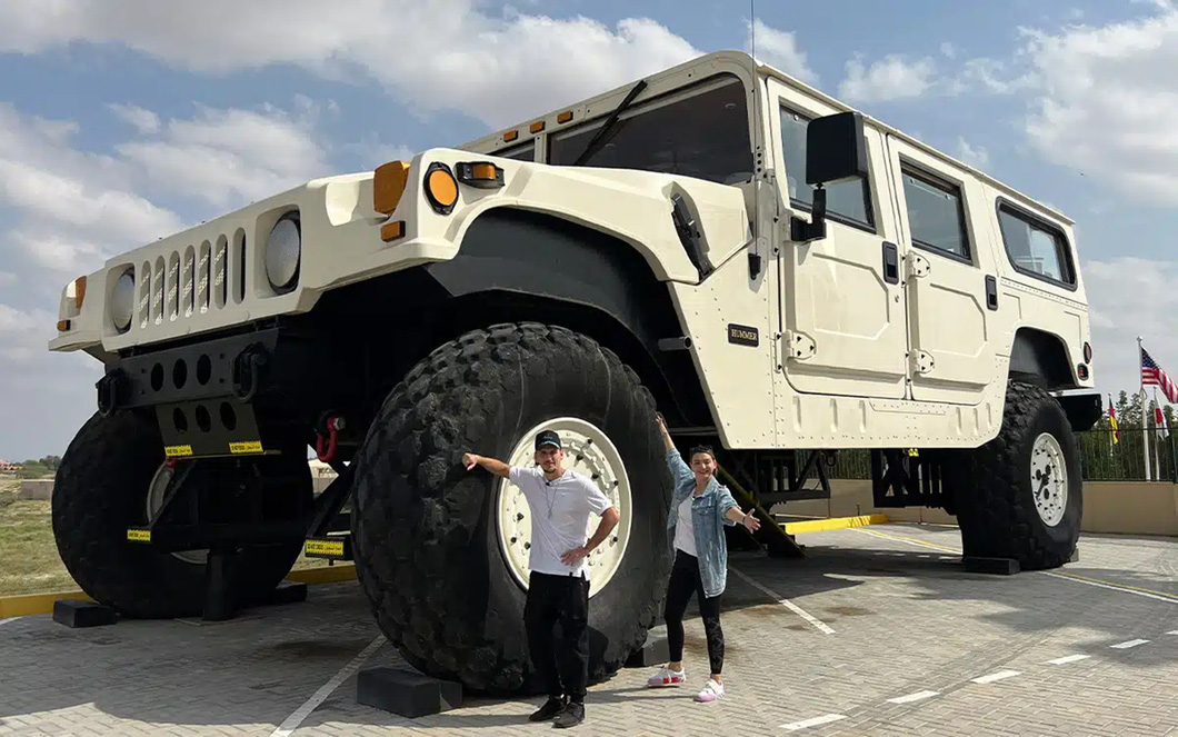 It is understandable why if the H1 X3 goes on the road, there will be an escort of troops.  For the most part, the car will remain at the Offroad Museum in Sharjah, United Arab Emirates, which also belongs to Rainbow Sheikh - Photo: Supercars Blondie
