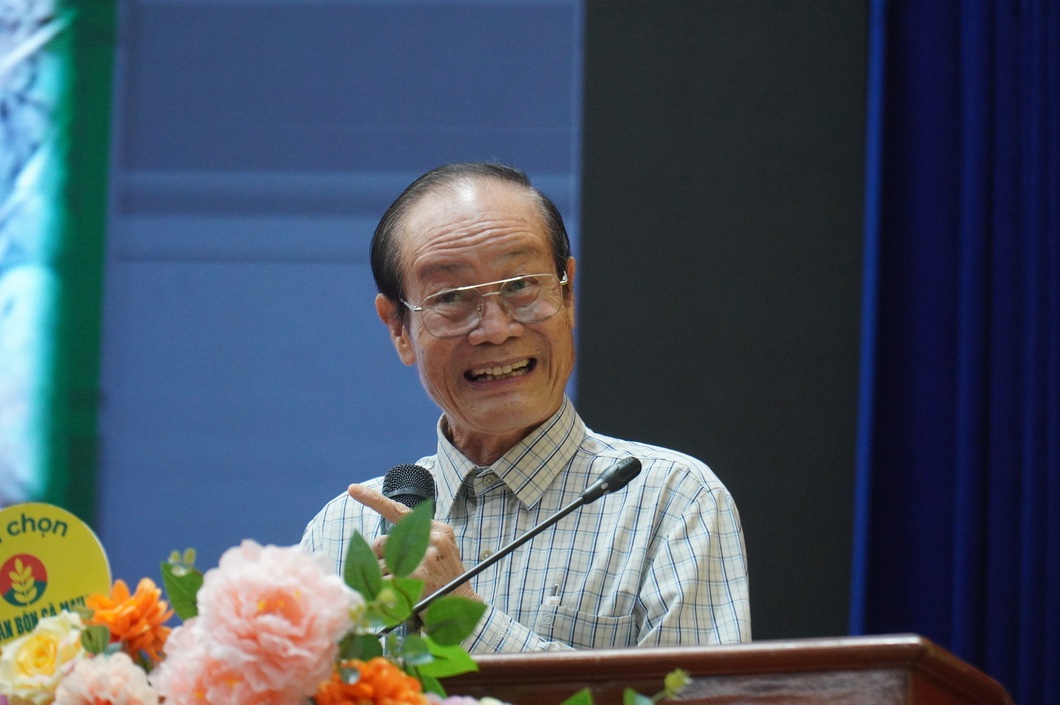 Đạm Cà Mau giúp nông dân miền Tây tăng năng suất cây trái - Ảnh 1. GS.TS Nguyễn Bảo Vệ - nhà giáo ưu tú, nguyên trưởng khoa nông nghiệp Trường đại học Cần Thơ - cho biết đất trồng cây ăn quả tại khu vực Đồng bằng sông Cửu Long đang có dấu hiệu bị suy thoái - Ảnh: MẬU TRƯỜNG