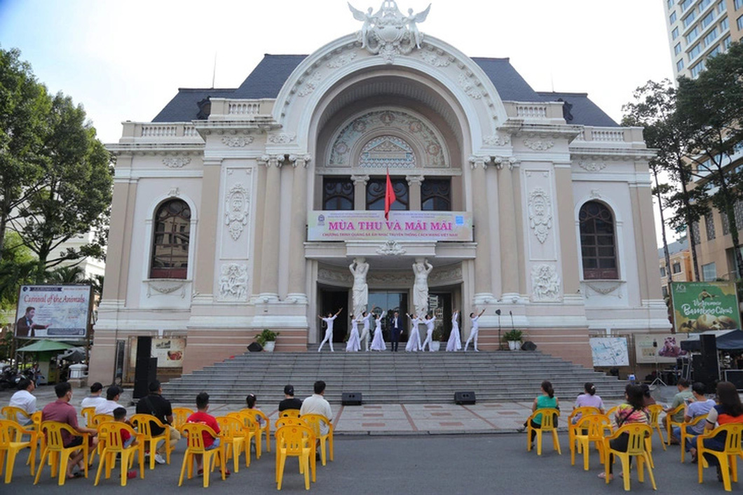 Chương trình nghệ thuật diễn ra ở trước Nhà hát TP.HCM dịp lễ 2-9 năm trước - Ảnh: BTC