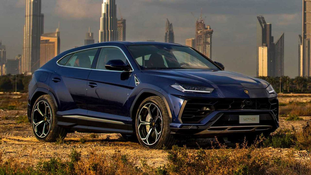 10. Lamborghini Urus. Tốc độ tối đa: 306km/h, khả năng tăng tốc từ 0 - 96km/h: 3,5 giây. Nếu không tính xe điện hóa, Urus là một trong những SUV thể thao hàng đầu thị trường. Tuy vậy, ưu thế lớn của xe điện ở mảng mô-men xoắn tức thời khiến khả năng tăng tốc của xe chỉ xếp chót top 10 thị trường - Ảnh: Motor1