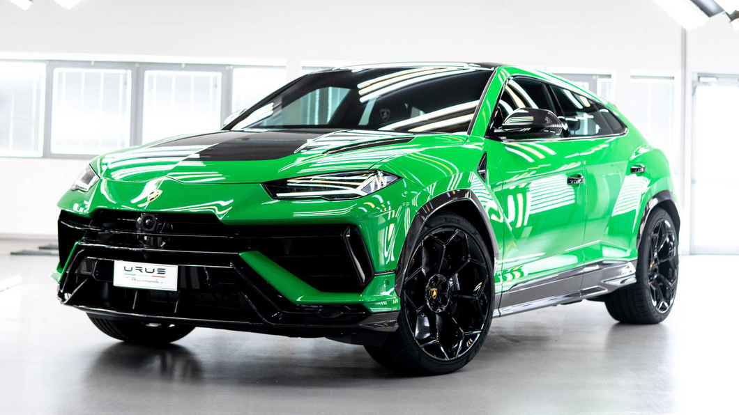 7. Lamborghini Urus Performante.  Maximum speed: 306 km/h, acceleration 0 – 96 km/h: 3.3 sec.  The high-performance version of the Urus retains the top speed but slightly reduces the acceleration time and has almost the same parameters as its compatriot just above - Photo: Motor 1