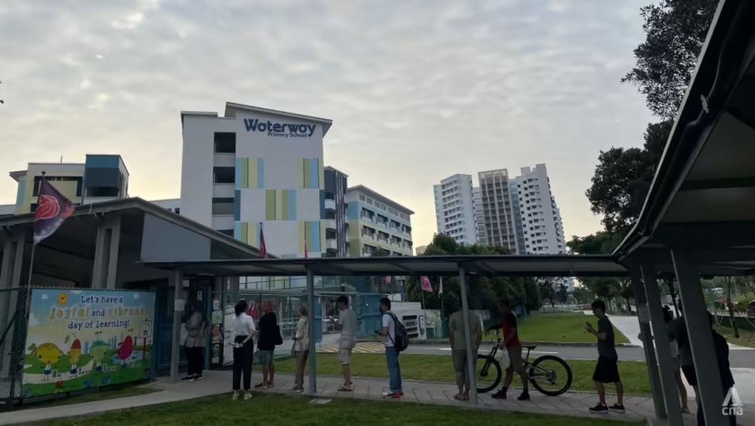 Người dân Singapore xếp hàng tại một điểm bỏ phiếu ở trường tiểu học Waterway từ sáng sớm ngày 1-9 - Ảnh: CNA