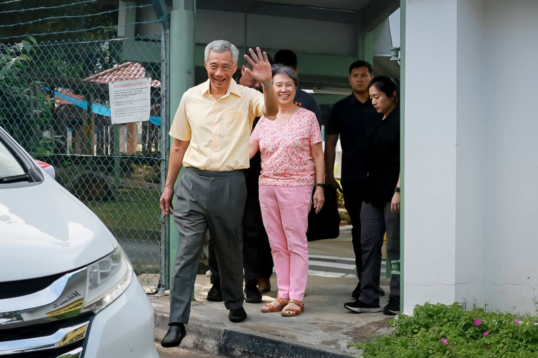 Thủ tướng Singapore Lý Hiển Long và Phu nhân Hà Tinh rời điểm bỏ phiếu tại trường nữ sinh Crescent, bên trong khu dân cư Tanglin sau khi tham gia bỏ phiếu sáng ngày 1-9 - Ảnh: THE STRAITS TIMES
