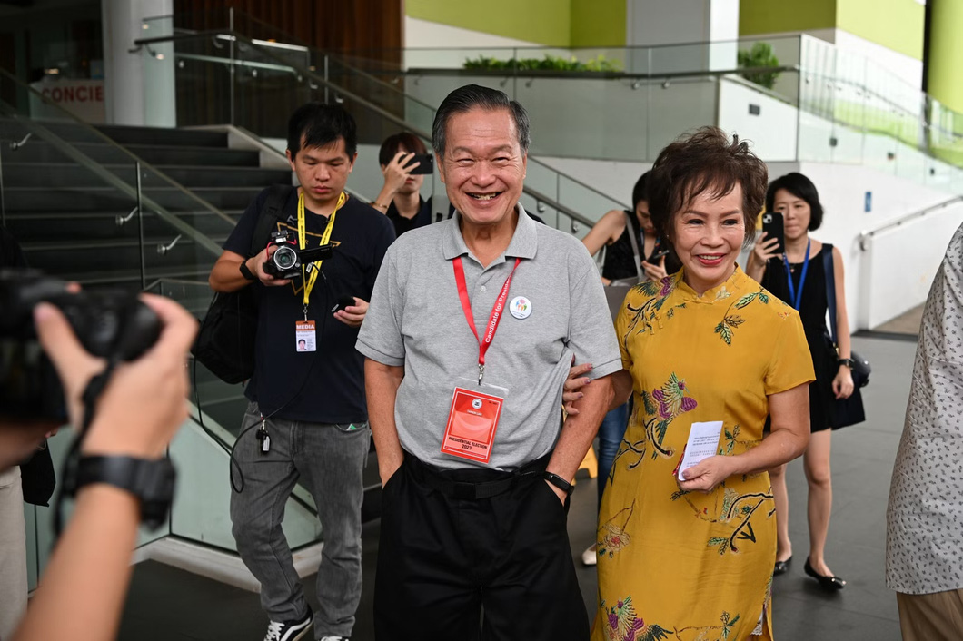 Ứng cử viên Tan Kin Lian vui vẻ "khoe" với truyền thông địa phương sáng nay ông còn kịp thưởng thức tổ yến và nước cốt gà do đích thân vợ ông chuẩn bị - Ảnh: THE STRAITS TIMES