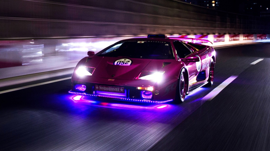 A Japanese sportsman's extremely unique Lamborghini collection: filled with diamonds on an incredibly 'stylish' paint layer - Photo 4. One of Morohoshi's most famous cars is the Lamborghini Diablo Super Veloce which is adorned with pink diamonds from head to tail. With LED lights on the body and decorative lights hidden in the air vents, the car looks like a spectacular light party - Photo: Top Gear