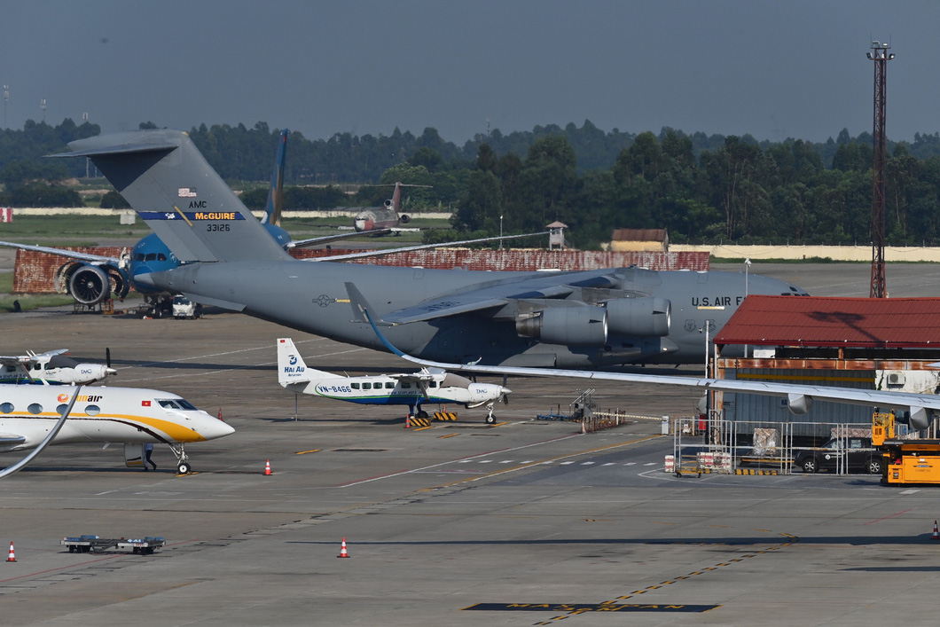 Chiếc C-17 chờ bốc dỡ hàng hóa chiều 1-9. Với phi hành đoàn chỉ ba người, bao gồm hai phi công và một sĩ quan giám sát việc bốc dỡ hàng hóa, C-17 có thể mang tối đa 77 tấn hàng hóa các loại cho mỗi chuyến - Ảnh: QUANG MINH