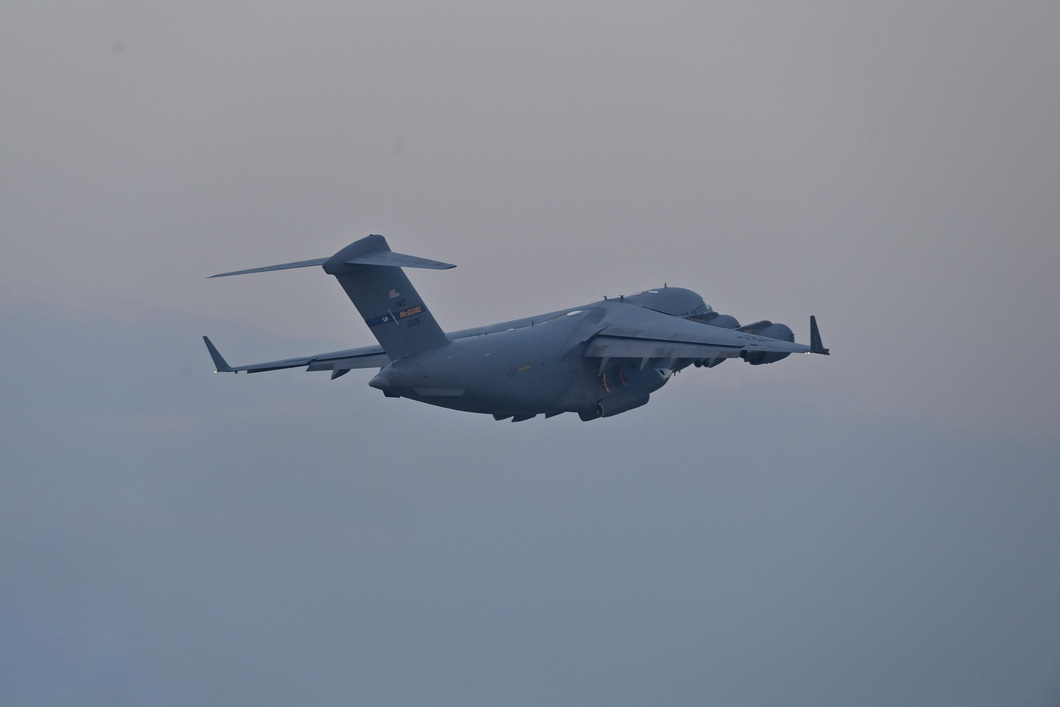 Dự kiến trong những ngày tới, sẽ có thêm nhiều "ngựa thồ" C-17 đến Hà Nội để chuẩn bị cho chuyến thăm của Tổng thống Mỹ Joe Biden - Ảnh: QUANG MINH