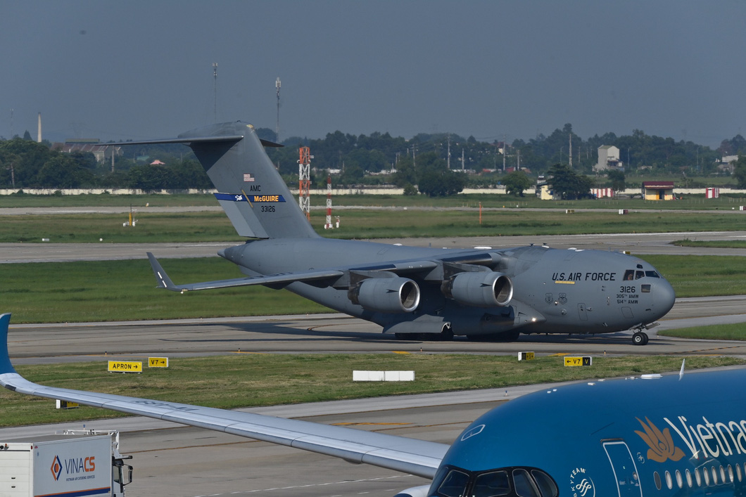 C-17 lăn bánh tới hangar để bốc dỡ hàng hóa - Ảnh: QUANG MINH