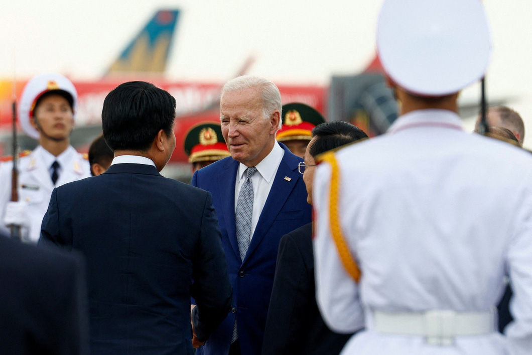 Tổng thống Mỹ Joe Biden tại sân bay Nội Bài chiều 10-9 - Ảnh: REUTERS