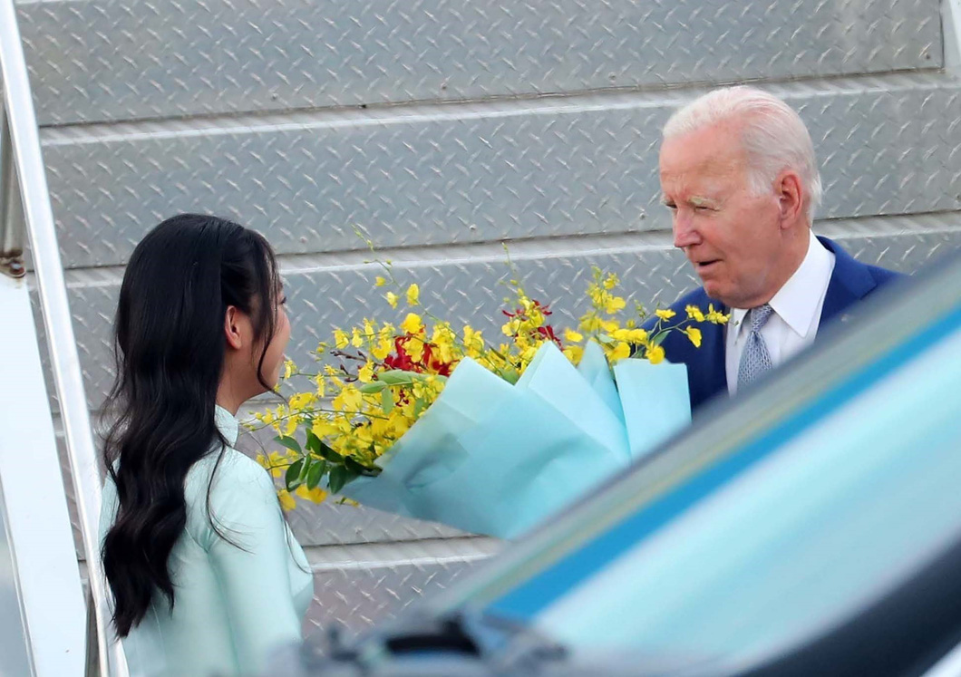 Thiếu nữ Thủ đô tặng hoa, chào mừng Tổng thống Mỹ Joe Biden tới Hà Nội, bắt đầu chuyến thăm cấp Nhà nước tới Việt Nam - Ảnh: TTXVN